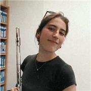 Profesora joven de Piano imparte clases a niños y adolescentes